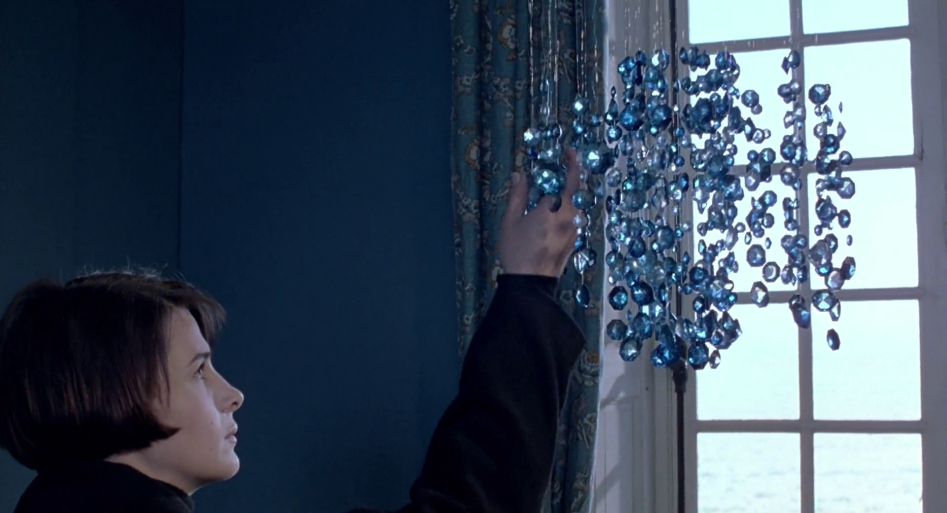review-three-colours-blue-krzysztof-kie-lowski-1993